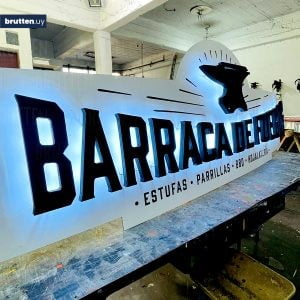 Logo corpóreo retroiluminado